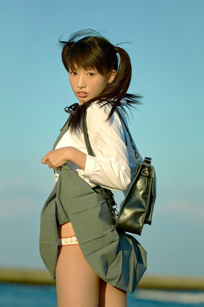 【画像】椎名ひかりがスカートたくし上げてパンモロ撮影！ビッチ風写真集！！！0005manshu