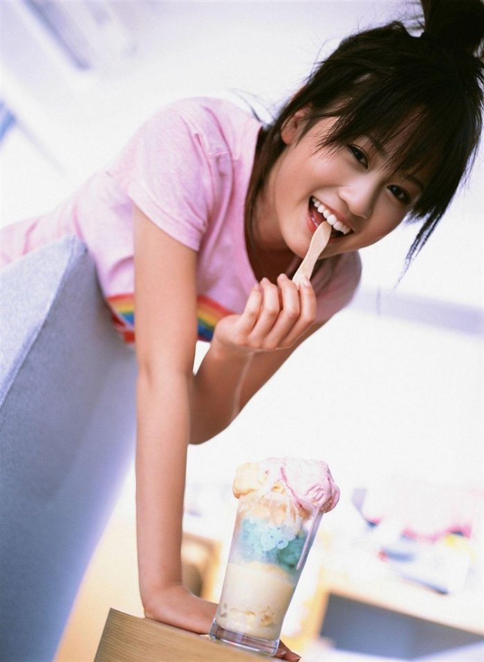 【画像】元AKB48前田敦子がちょっと可愛く見えてくるグラビア140枚まとめ0075manshu